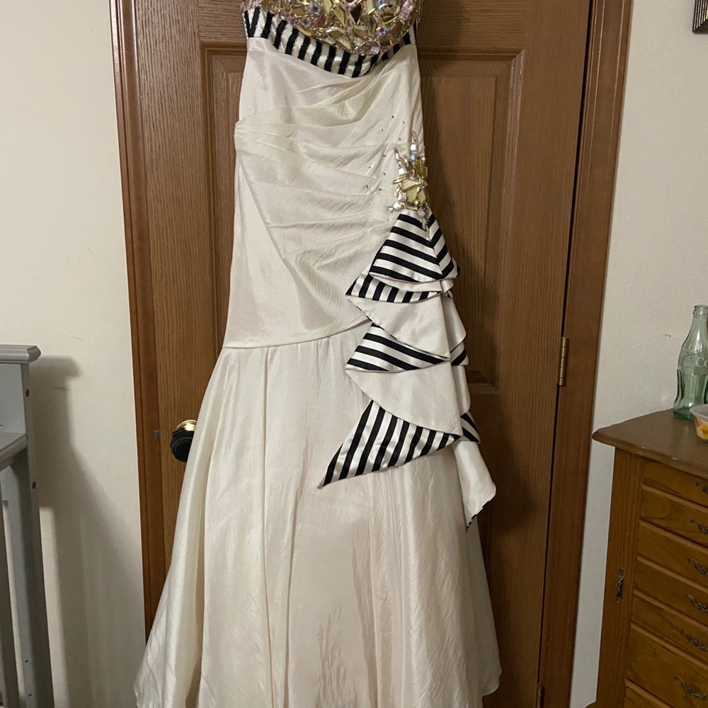 Tony Bowls gown size 4